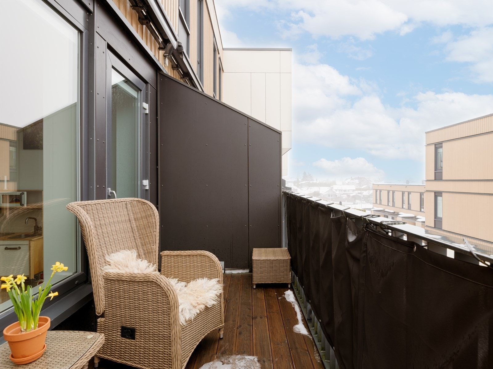 Fra kjøkkenet er det adkomst til balkong med plass til sittegruppe. Galleribilde