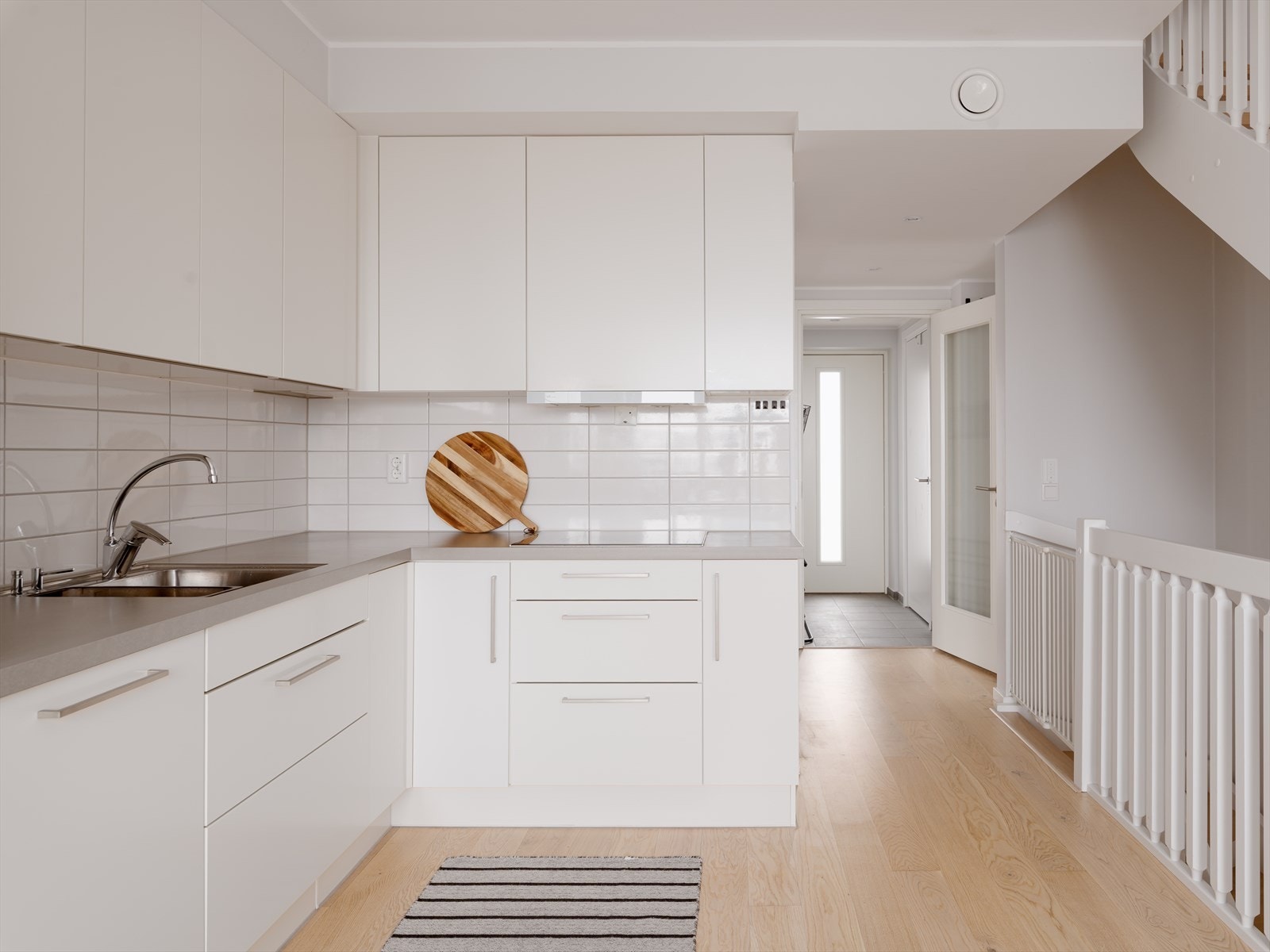 Det sosiale rommet med plass til flere kokker og matglade gjester. Det er montert ekstra uttak for tv og bredbånd på kjøkken. Galleribilde