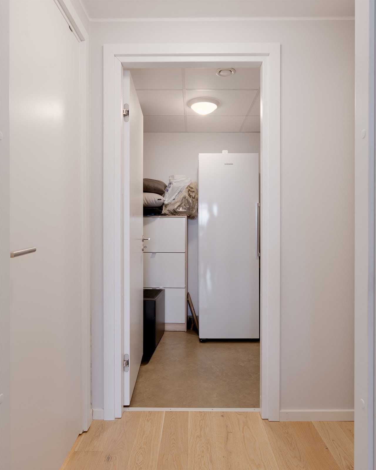 Praktisk innvendig bod med mye lagringsplass. God plass til fryseskap om ønskelig. Galleribilde