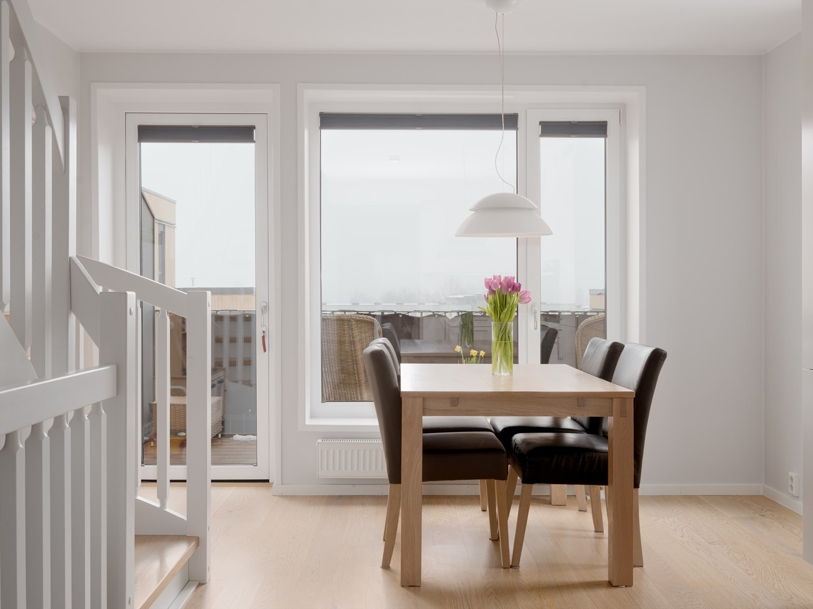 I enden av kjøkkenet er det god plass til spisegruppe hvor du kan dekke på til mange gjetser. Galleribilde