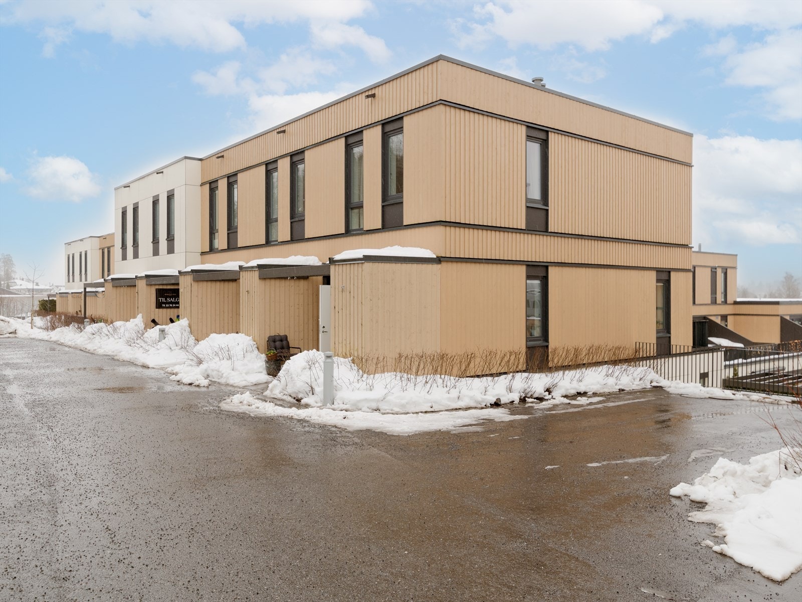 Boligen ligger meget fint til i Revyveien med grønne, trygge og barnevennlige omgivelser rett utenfor. Galleribilde