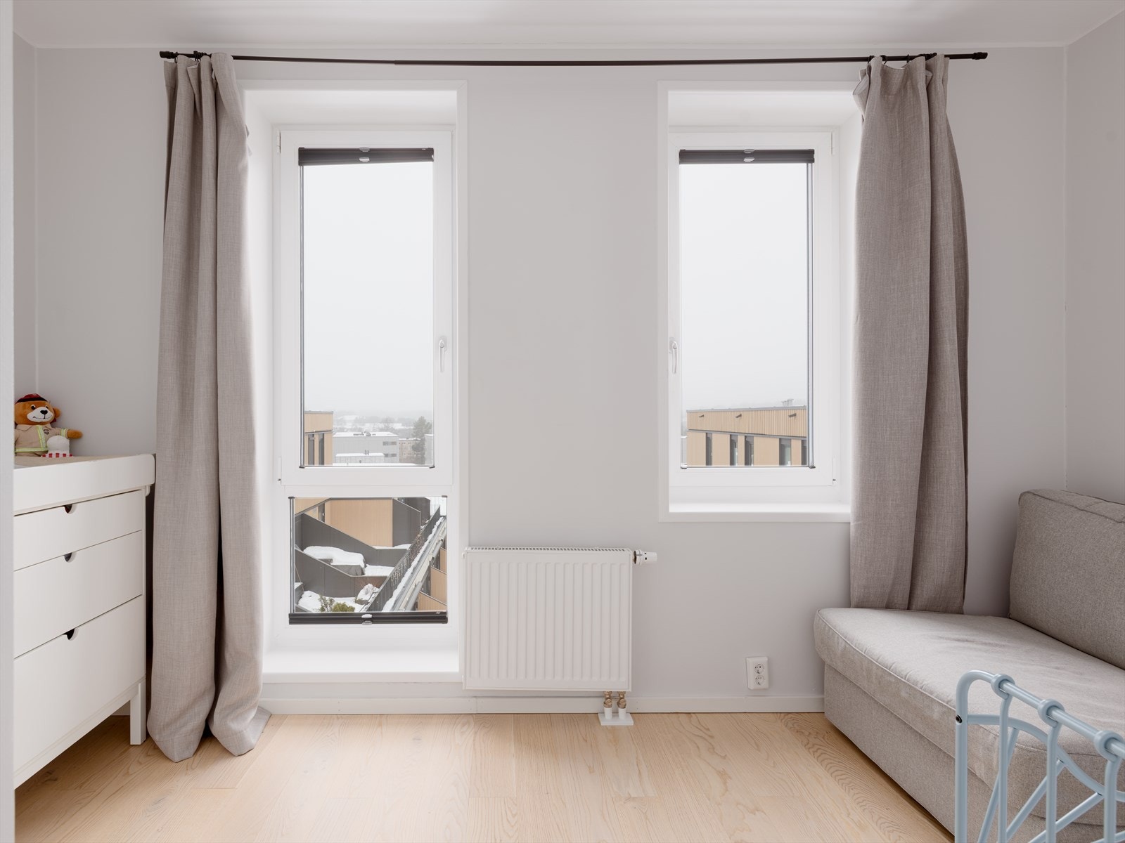 Soverom tre med gode møbleringsmuligheter. Rommet har plass til både seng, garderobe og øvrig soveromsmøblement. Galleribilde