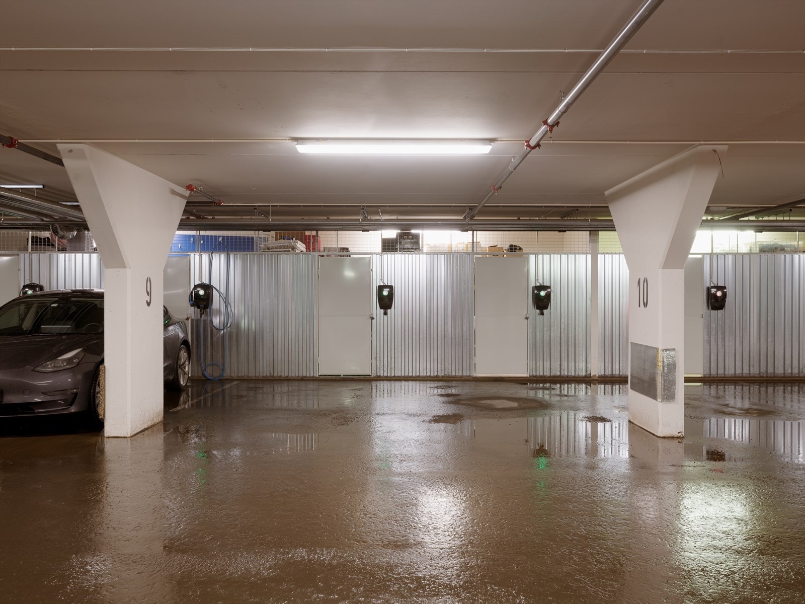 Det medfølger en garasjeplass (nr. 9) med el-lader fra Zaptec samt en bod på 5 kvm. i lukket og oppvarmet garasjeanlegg. Galleribilde