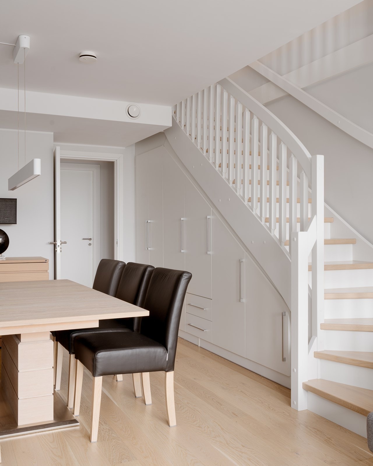 Arealet under trappen er utnyttet med plassbygd skap. Galleribilde