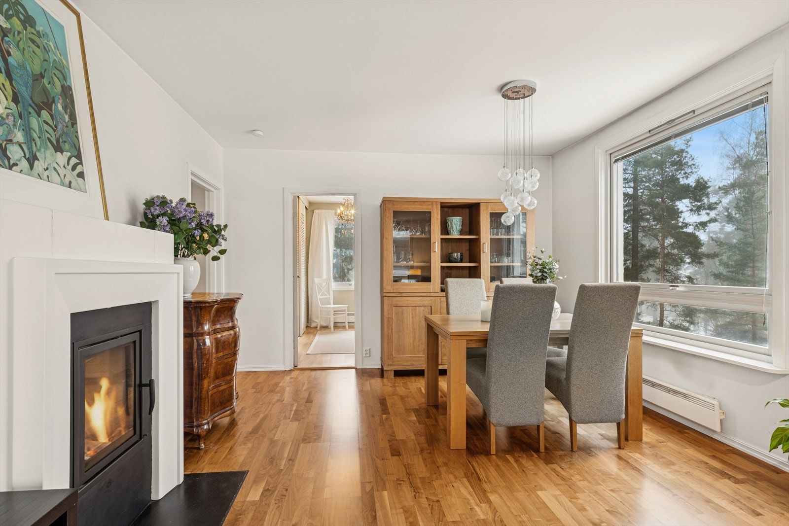 I stuen er det installert en koselig peis. Galleribilde