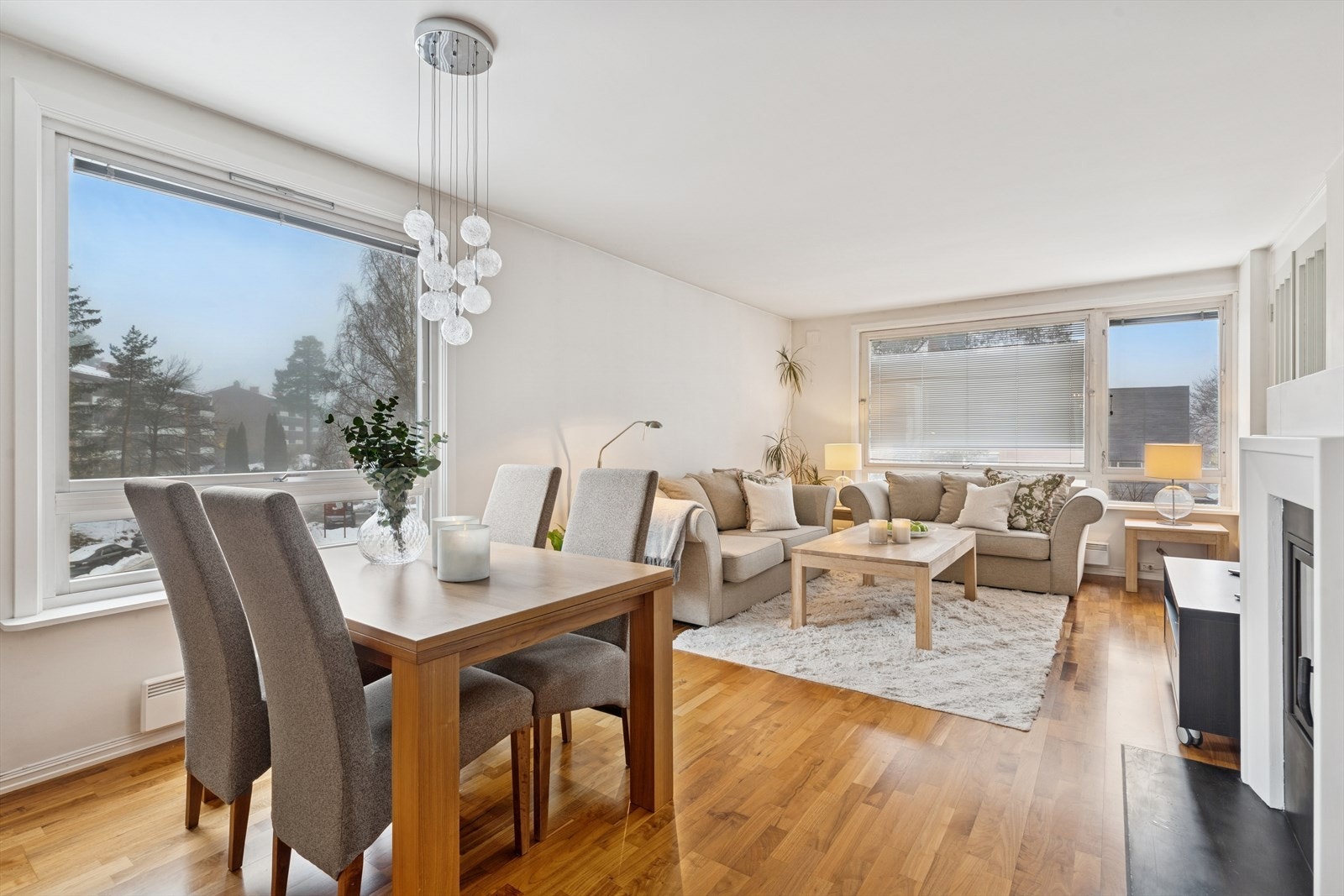 Stuen har god plass til sofa- og spisebord. Galleribilde