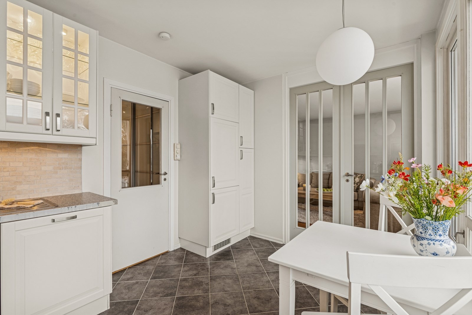 Romslig kjøkken med plass til spisebord. Galleribilde