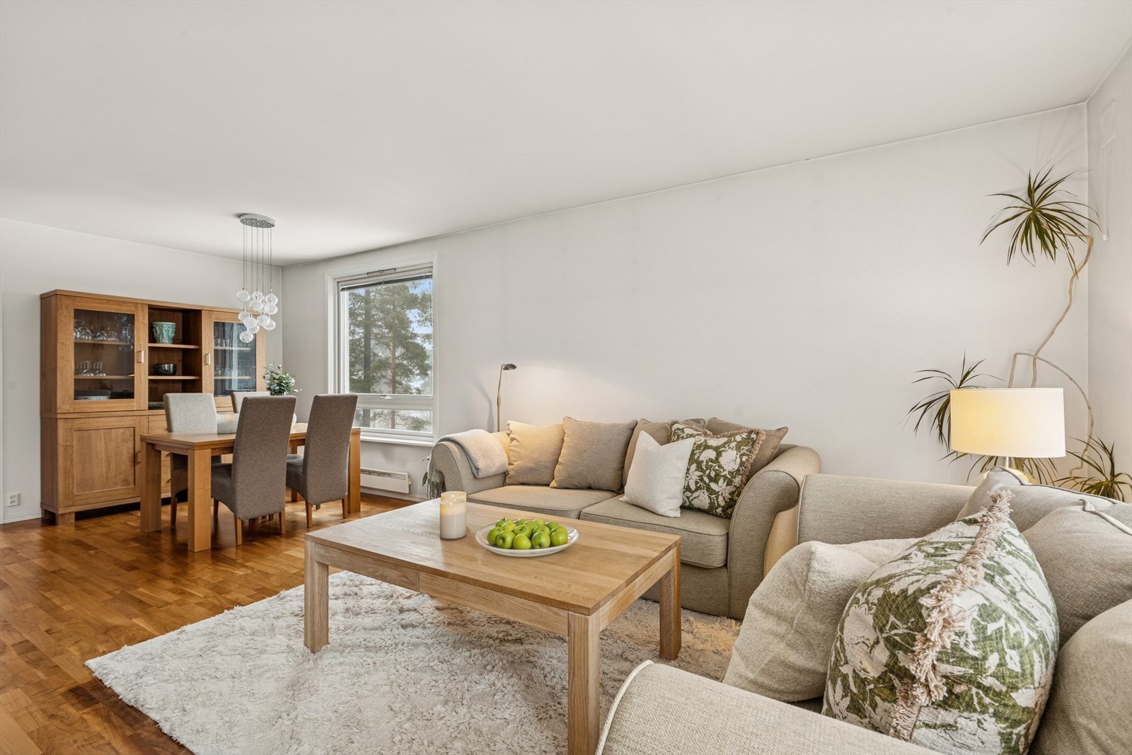 Her er det store vindusflater som slipper inn rikelig med naturlig lys. Galleribilde