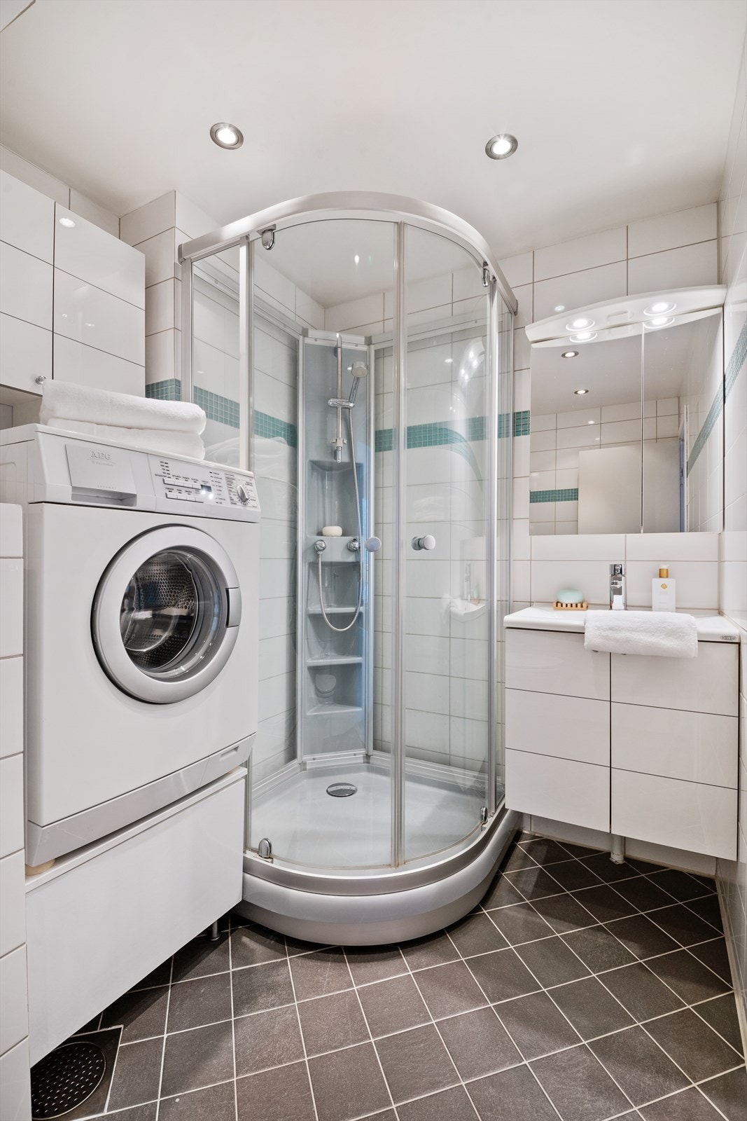 Baderommet har opplegg for vaskemaskin. Galleribilde