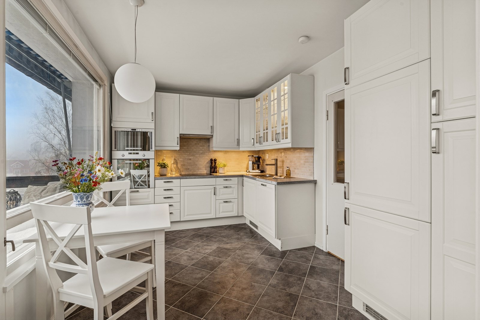 Kjøkkenet har god skap- og benkeplass. Galleribilde