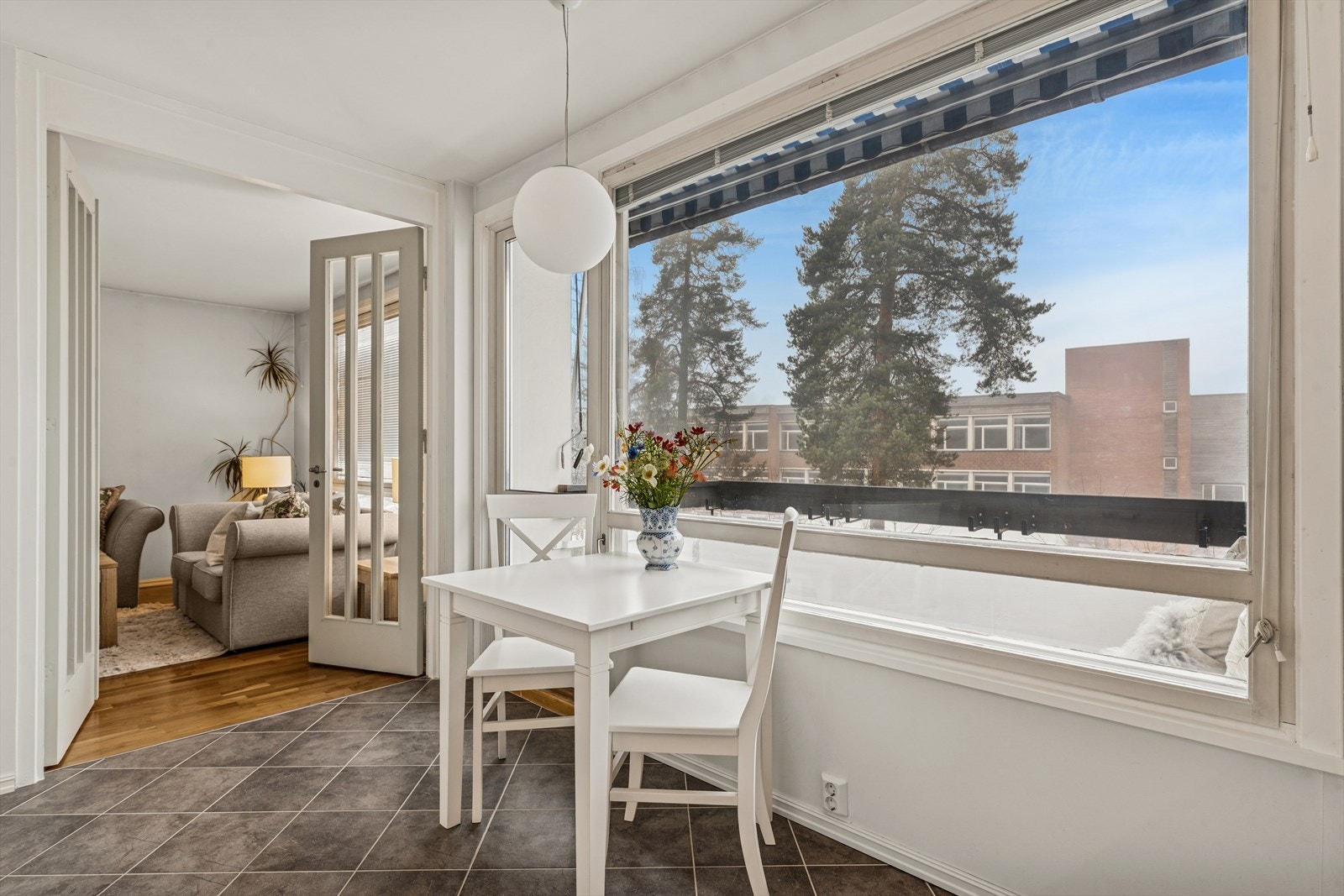 Fra kjøkkenet er det utgang til en balkong på ca. 6 kvadratmeter. Galleribilde