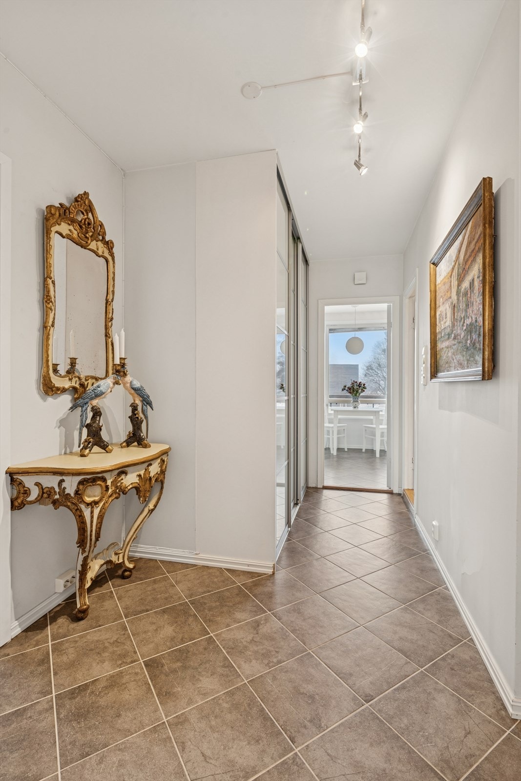 Entreen er innredet med skyvedørsgarderobe. Galleribilde