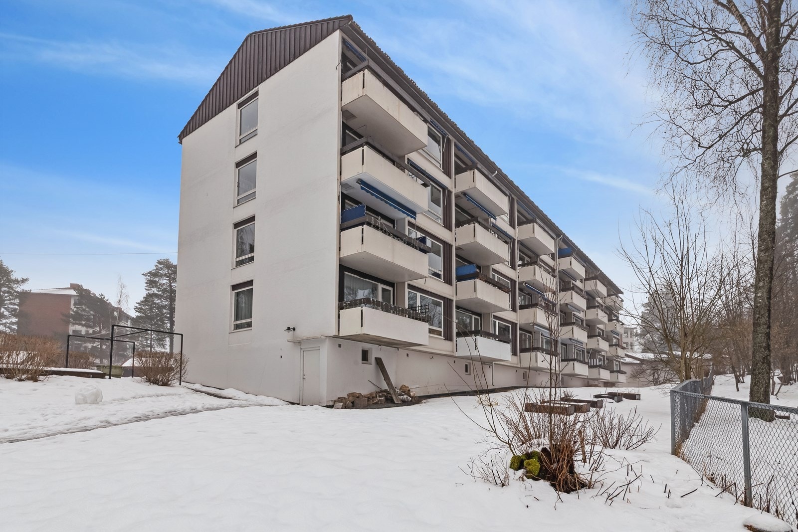 Det er kun en liten gåtur til sjøen med badestrender og flotte turområder. Galleribilde