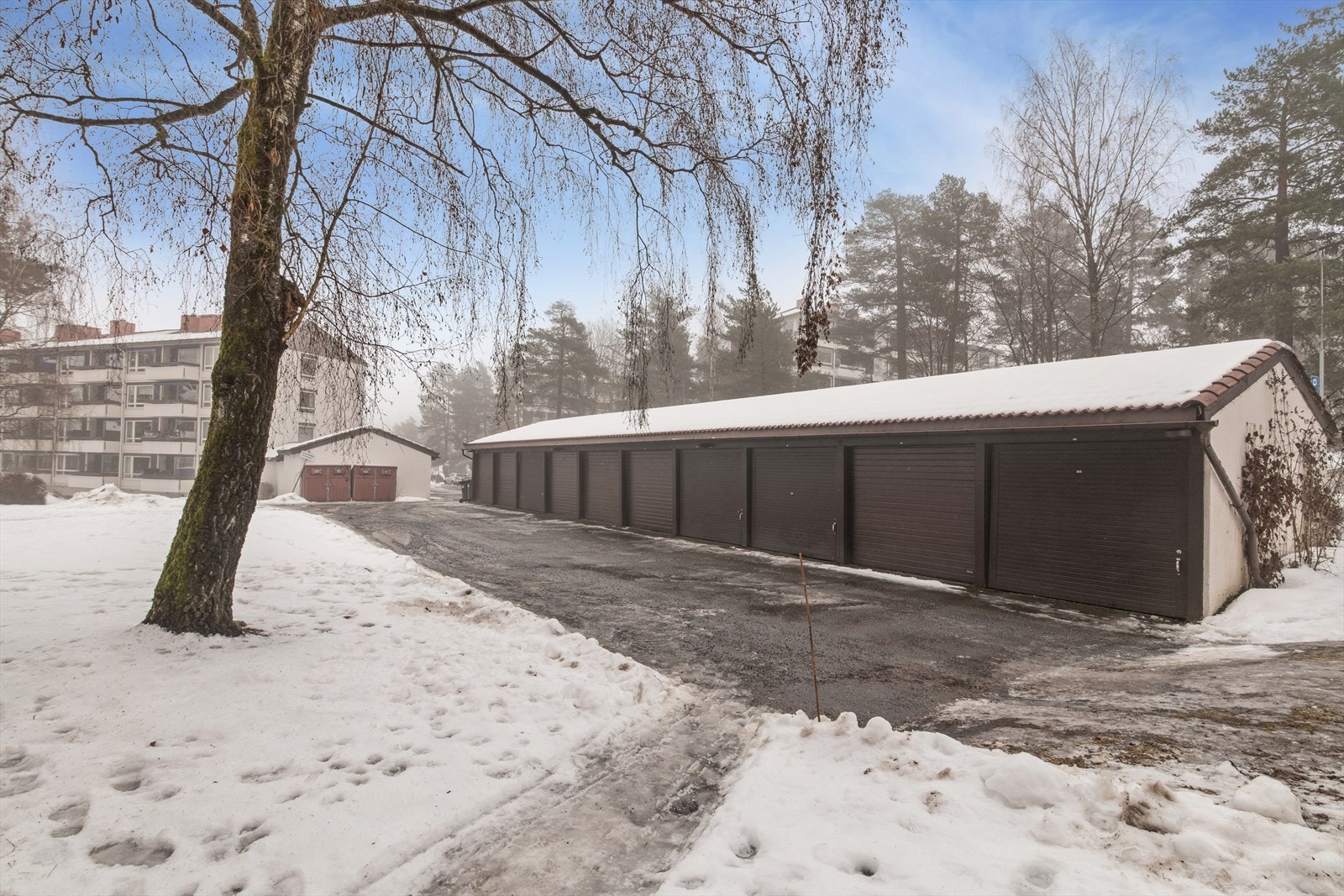 Leiligheten har fast garasjeplass i felles garasjeanlegg. Galleribilde