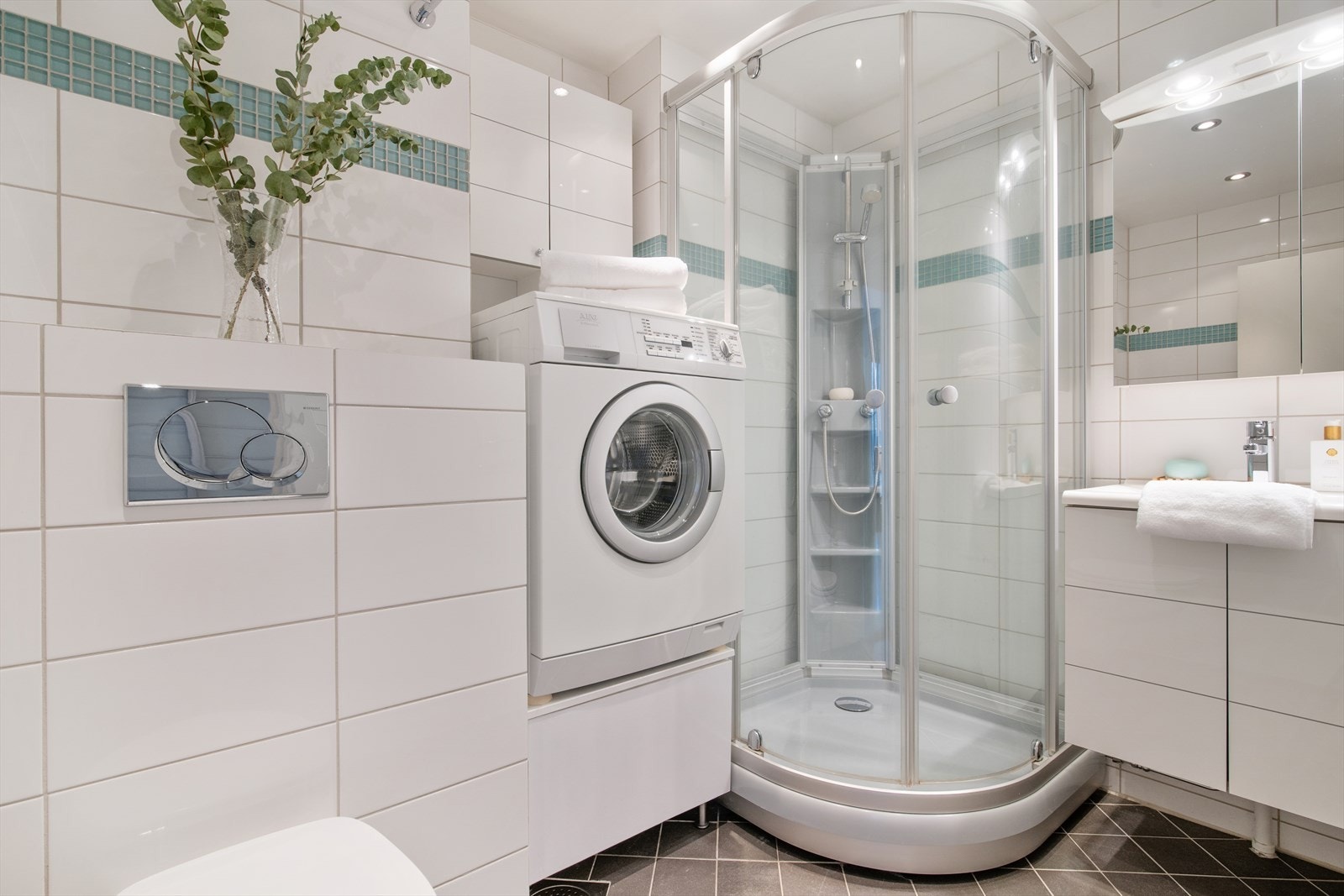 Pent baderom med fliser på vegger og gulv. Galleribilde