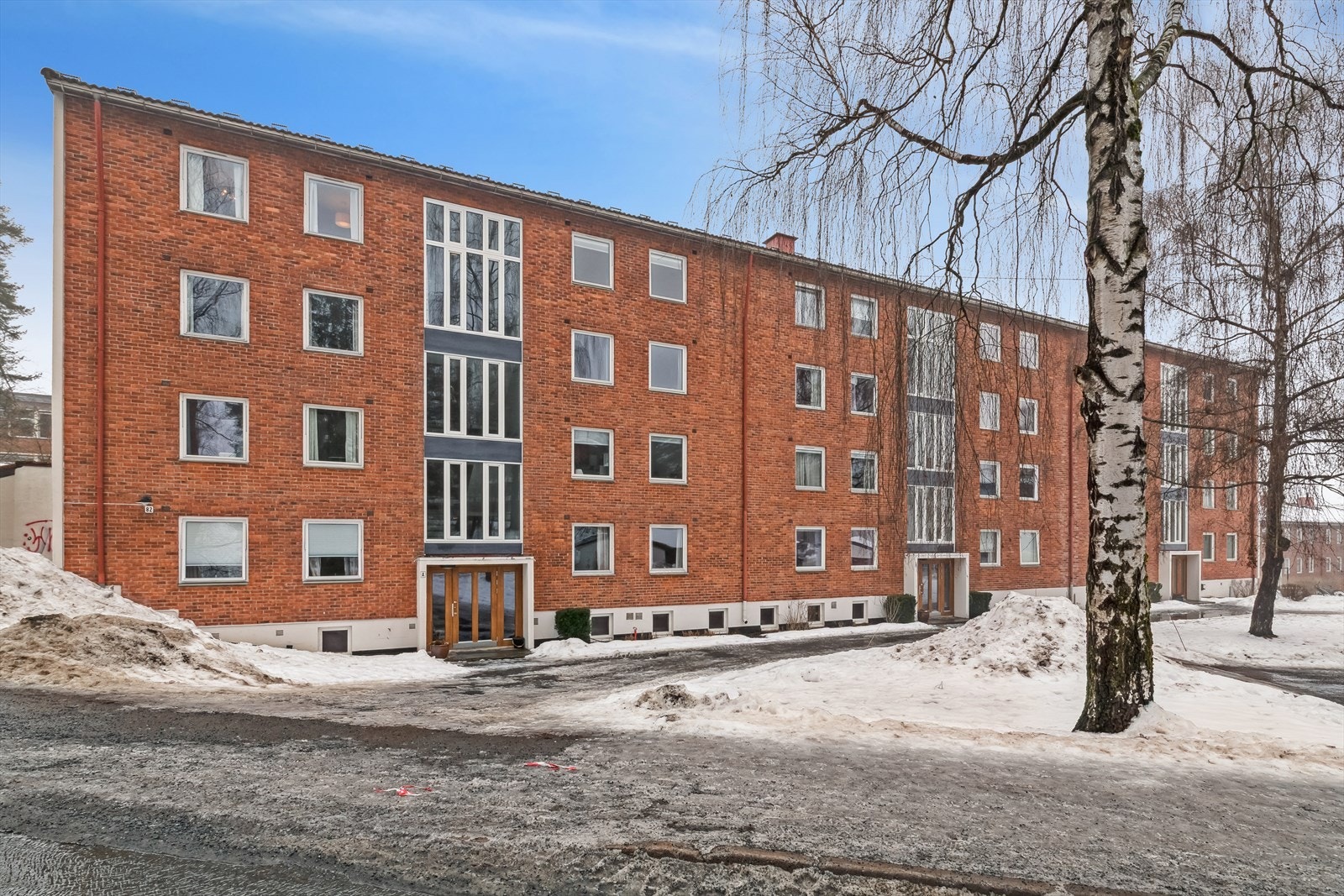 Eiendommen ligger i nærheten av Høvik senter med et godt utvalg av butikker og servicetilbud. Galleribilde