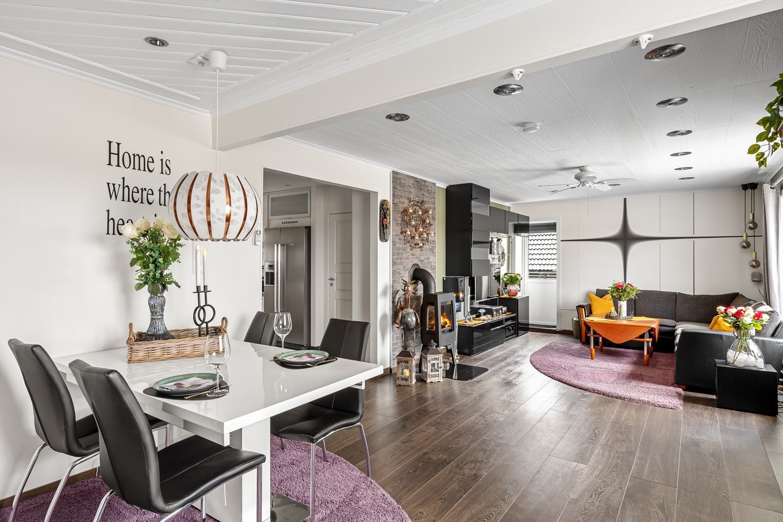 Her er det god plass til både sofa, spisebord og øvrig møblement. Galleribilde