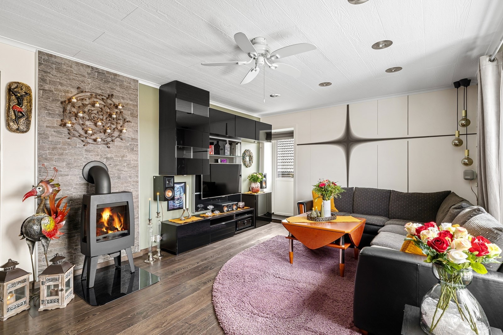 Vedovnen gir ekstra varme og en lun atmosfære på kjølige dager. Galleribilde