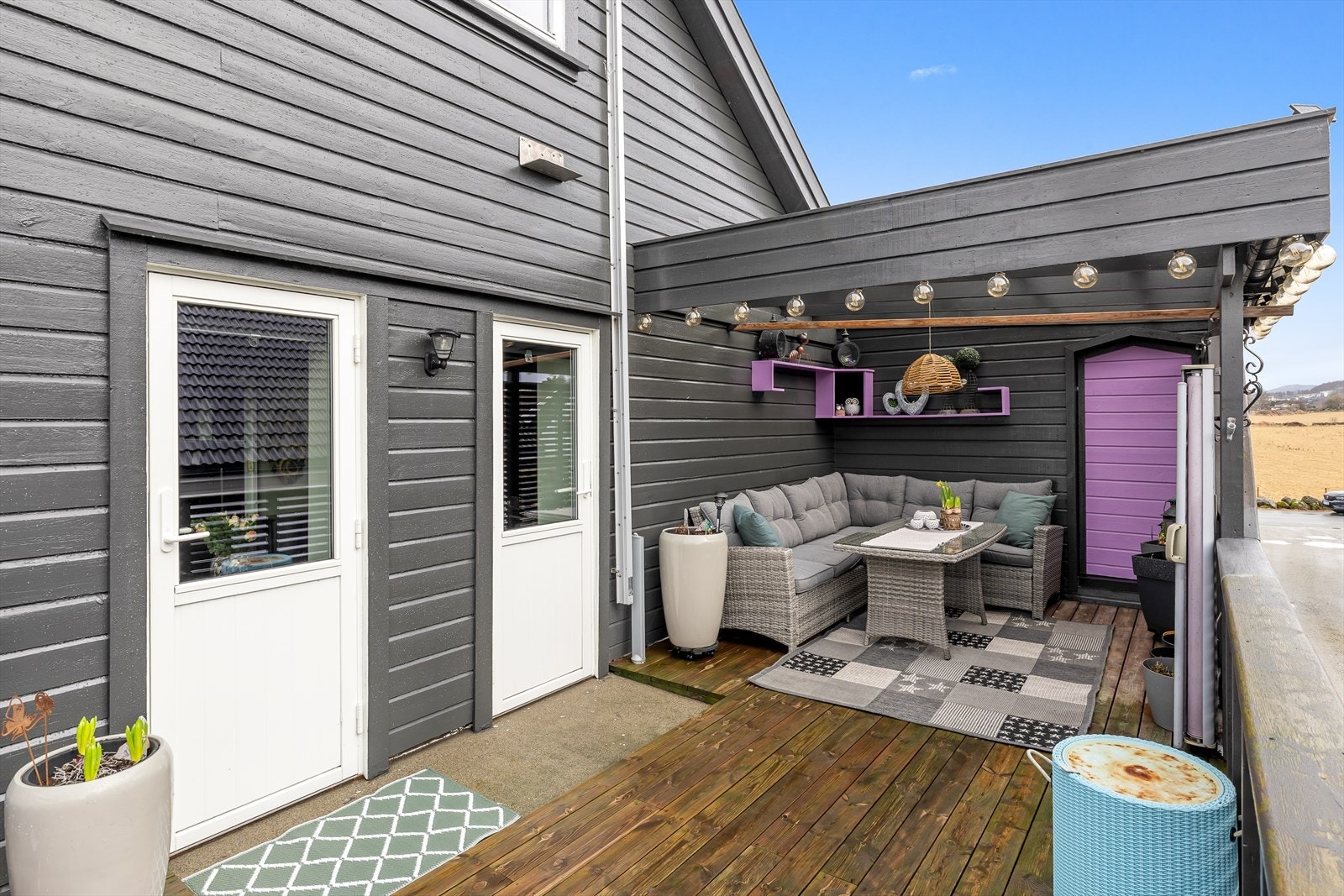 Fra stuen er det utgang til en balkong på ca. 51 kvm, som inviterer til hyggelige stunder med familie og venner. Galleribilde