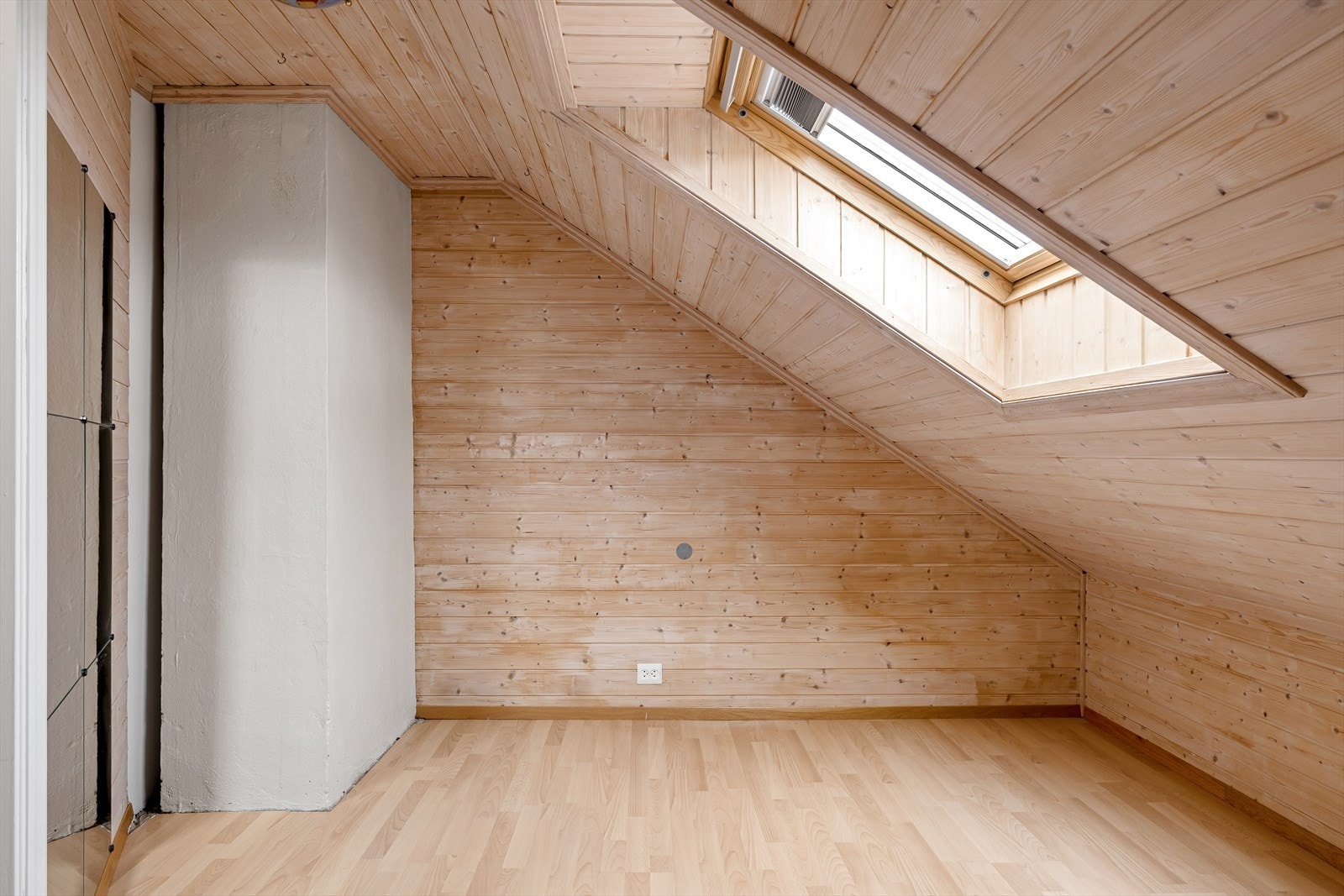 Rom på loft. Ikke godkjent som rom for varig opphold. Galleribilde