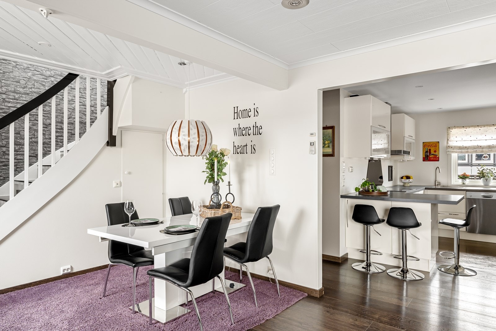 Kjøkkenet ligger i delvis åpen løsning mot stuen, noe som skaper en sosial og åpen atmosfære. Galleribilde