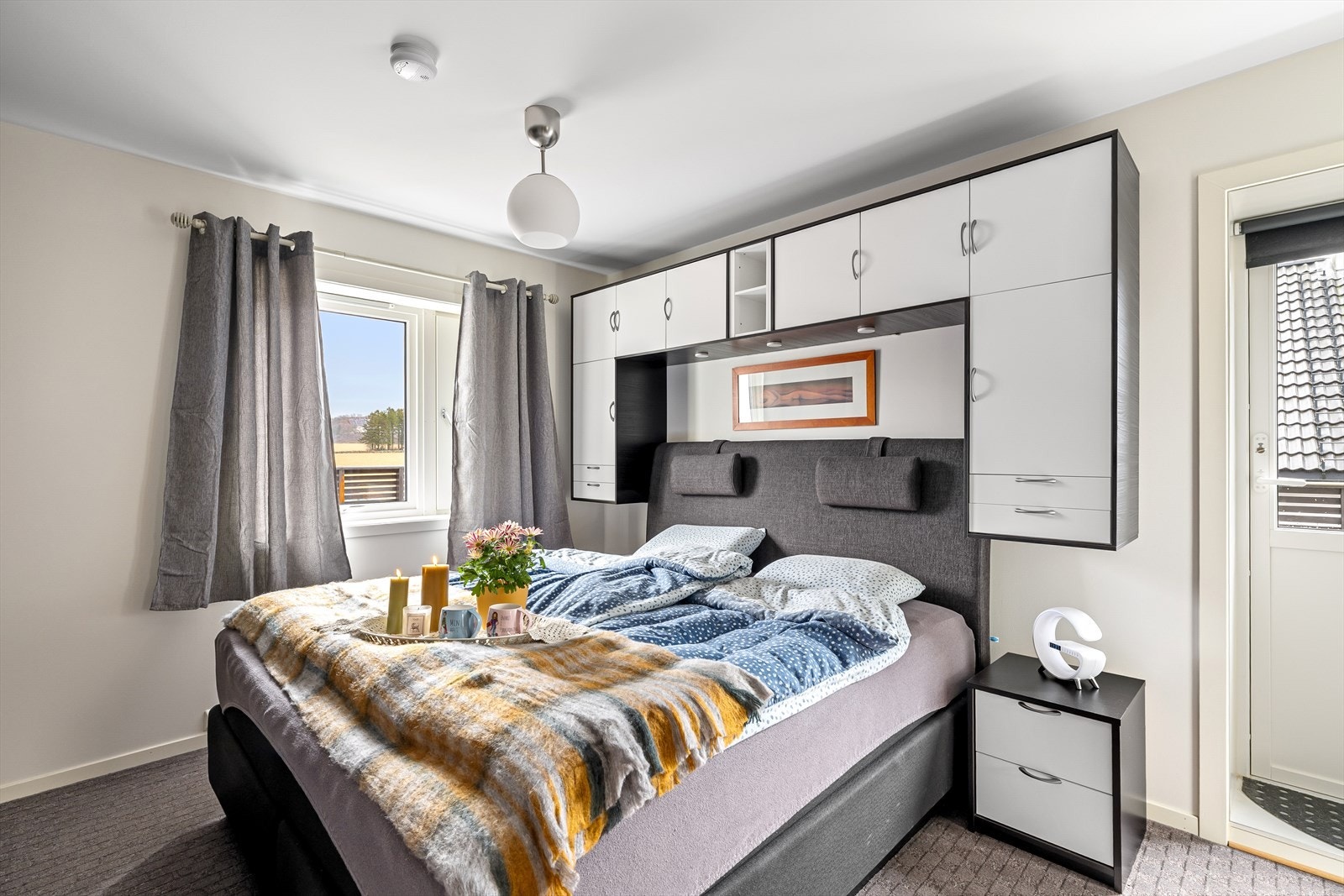 Rommet har skyvedørsgarderobe og store vindusflater som gir godt med naturlig lys. Fra soverommet er det også utgang til balkongen. Galleribilde