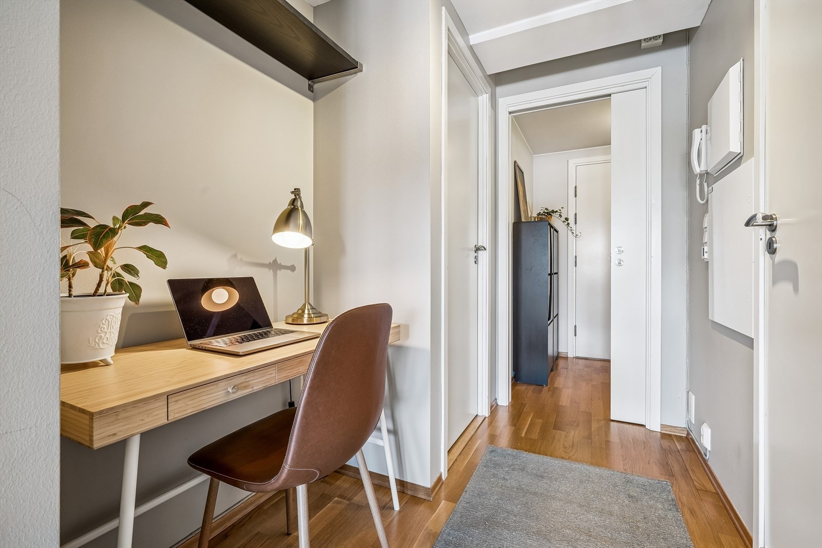 I gangen finner vi porttelefon, dette gjør at du enkelt kan ta i mot gjester. Det er også heisadkomst. Galleribilde