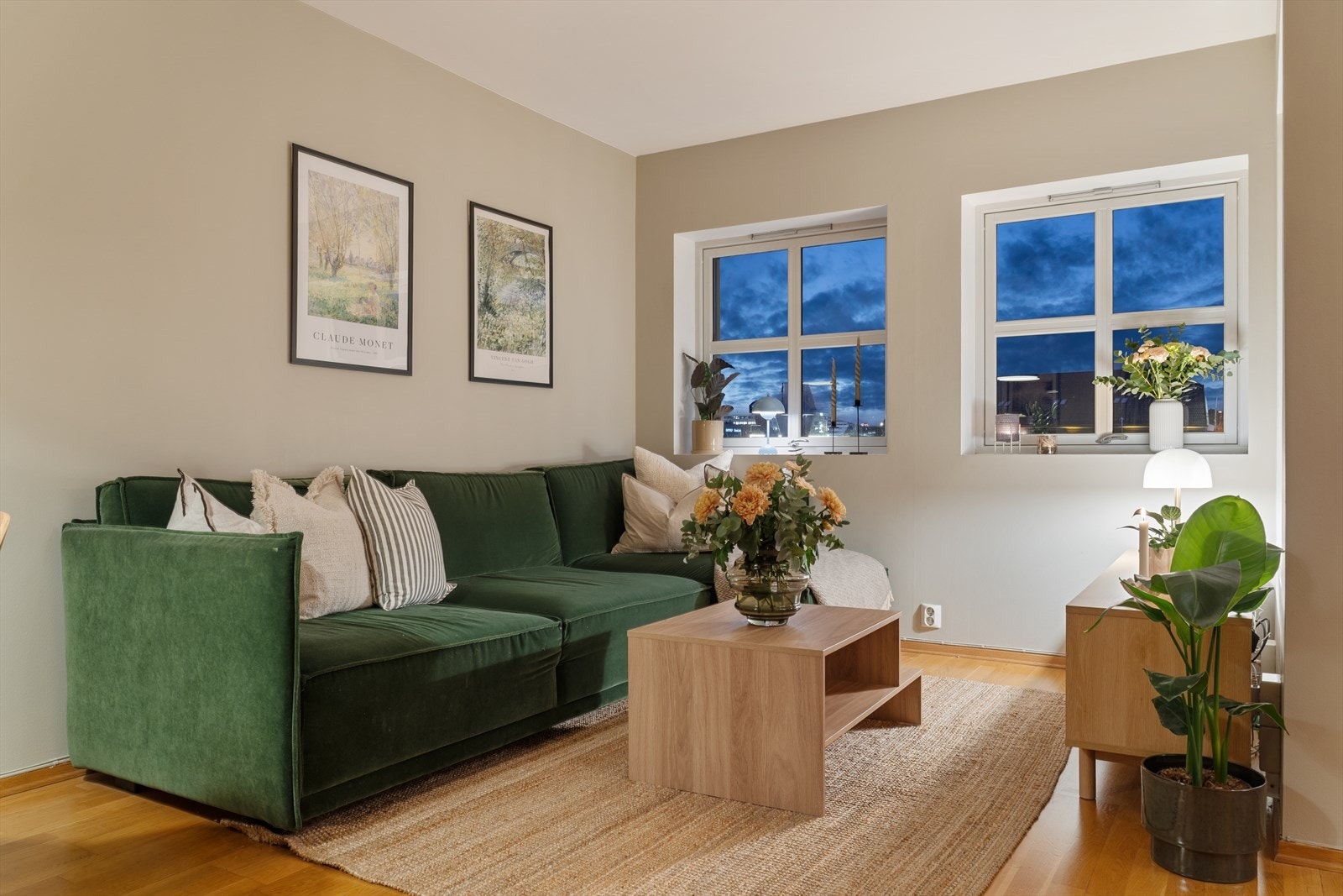 Leiligheten byr på moderne farge- og materialvalg, og oppleves svært lys og luftig. Galleribilde