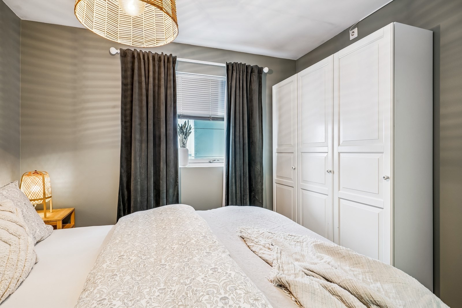 Også her er det rikelig med garderobeskap, som medfølger handelen. Galleribilde