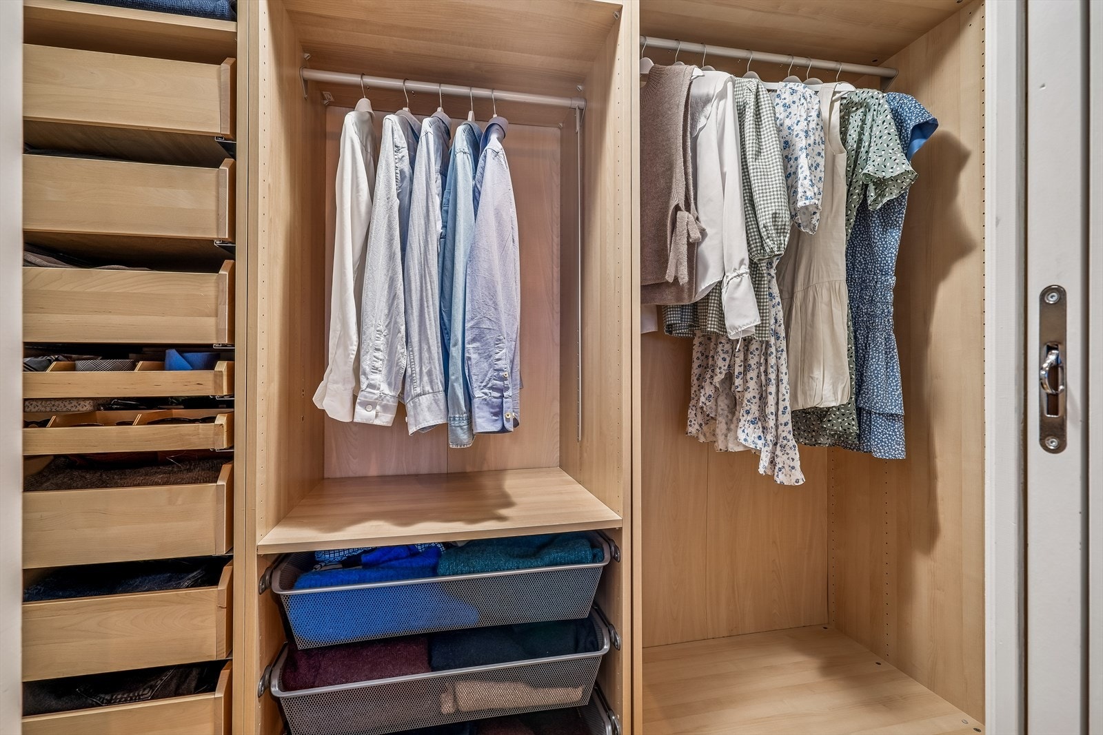 Garderoben er på 3m² og innredningen medfølger handelen. Galleribilde