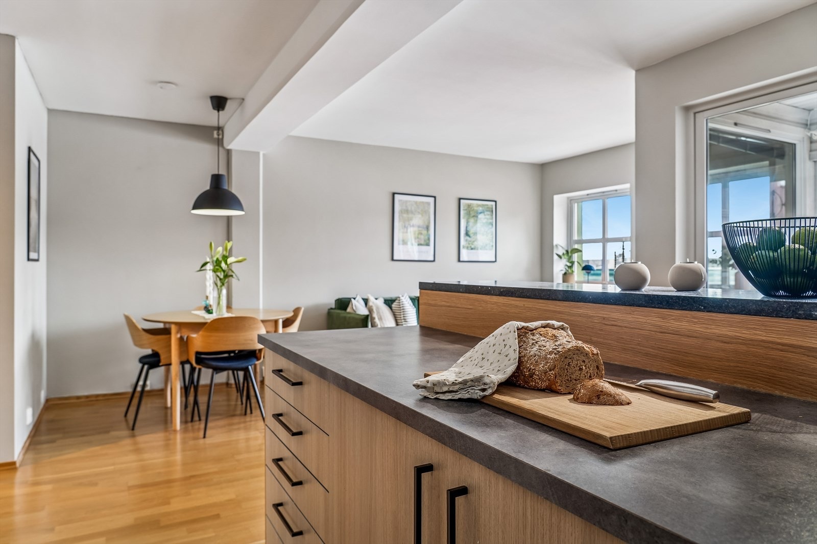 Stekeovnen og plattoppen ble byttet i 2025. Alle hvitevarene på kjøkkenet medfølger handelen. Galleribilde