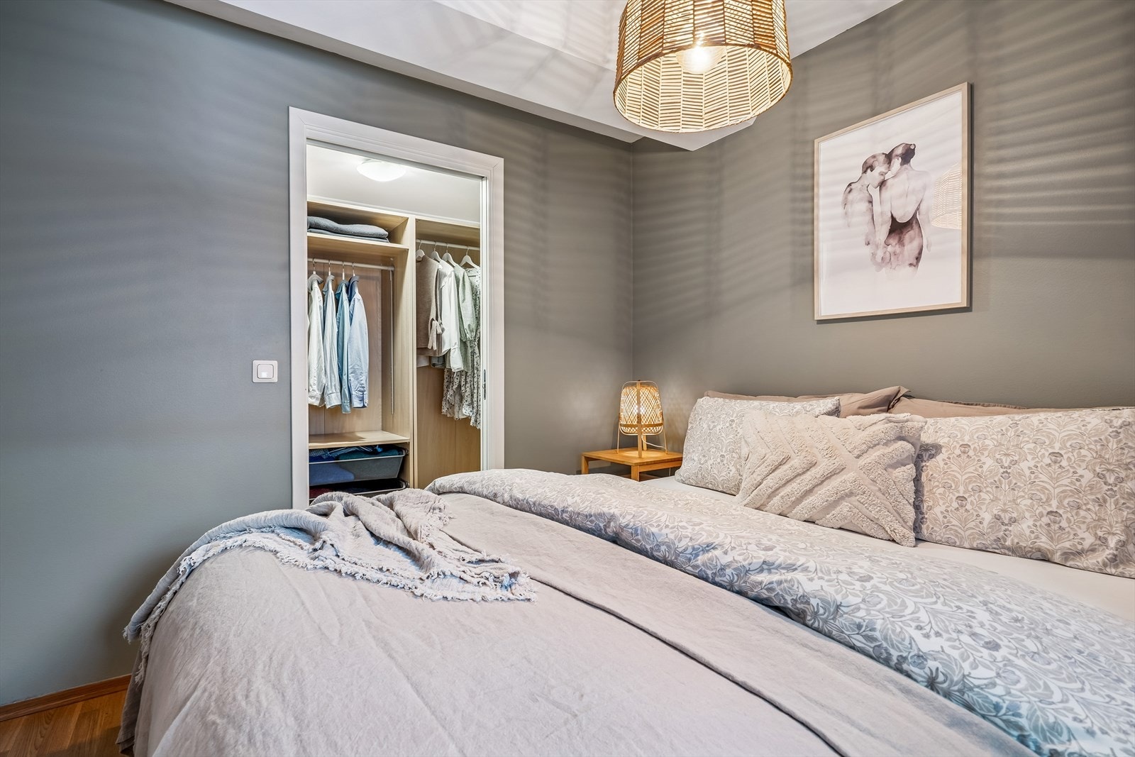 Leiligheten har gjennomtenkt planløsning med hele 8m² soverom, med tilknytting til garderoberom. Galleribilde