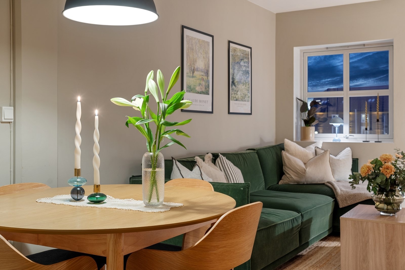 "Alt" er inkludert i felleskostnadene som utgjør kr. 4 962,- per måned. Felleskostnadene inkluderer blant annet betjening av andel fellesgjeld, tv/internett, strøm, varmtvann, kommunale avgifter og felles bygningsforsikring. Galleribilde