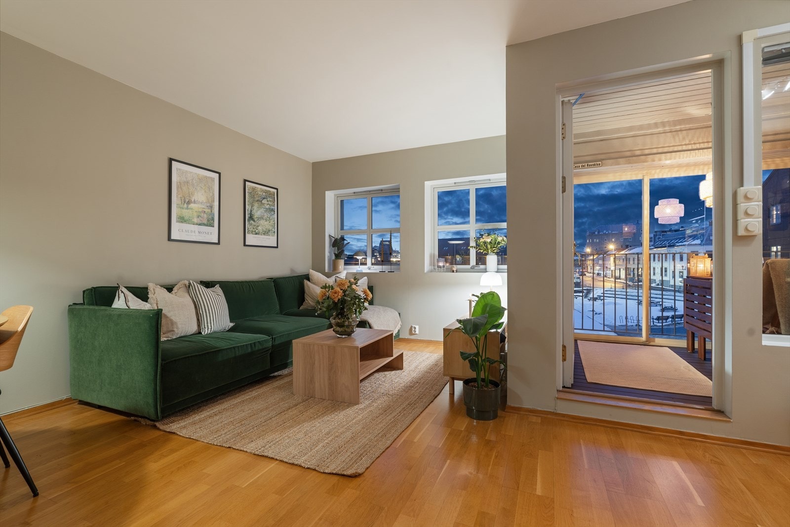 Her får du en åpen og romslig stue/kjøkken løsning som strekker seg over 26m² Galleribilde