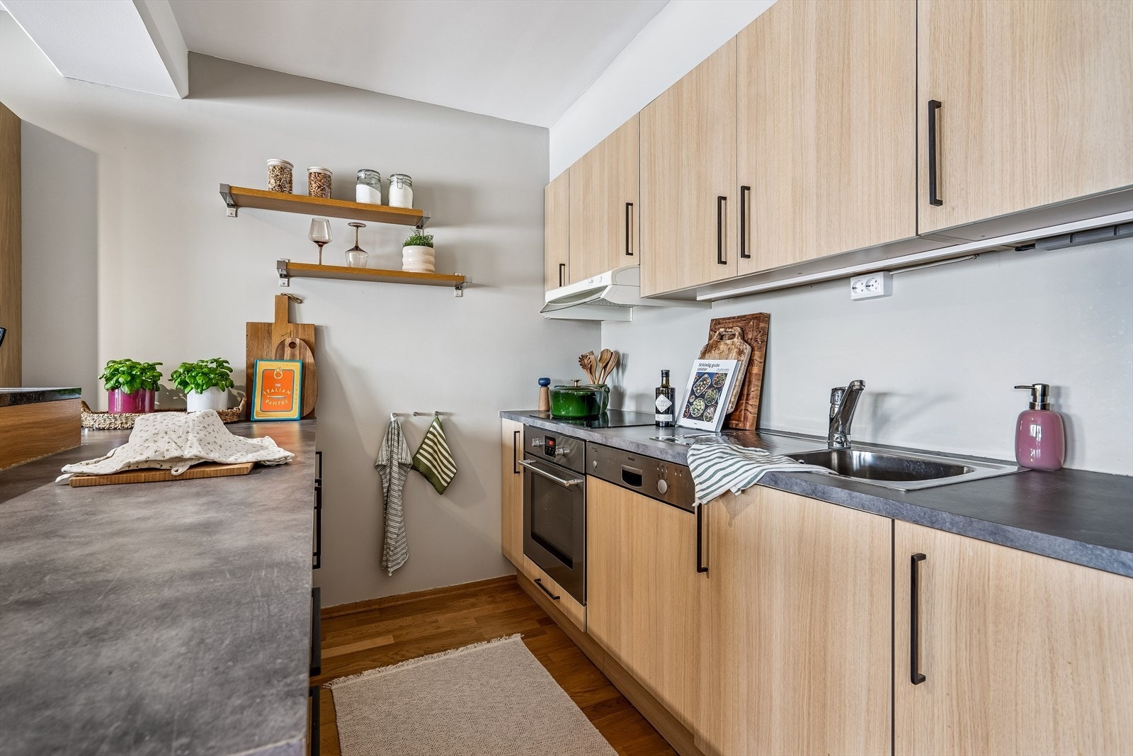 Kjøkkenet byr på rikelig med skap- og benkeplass og er vurdert til tilstandsgrad 1 av takstmann. Galleribilde