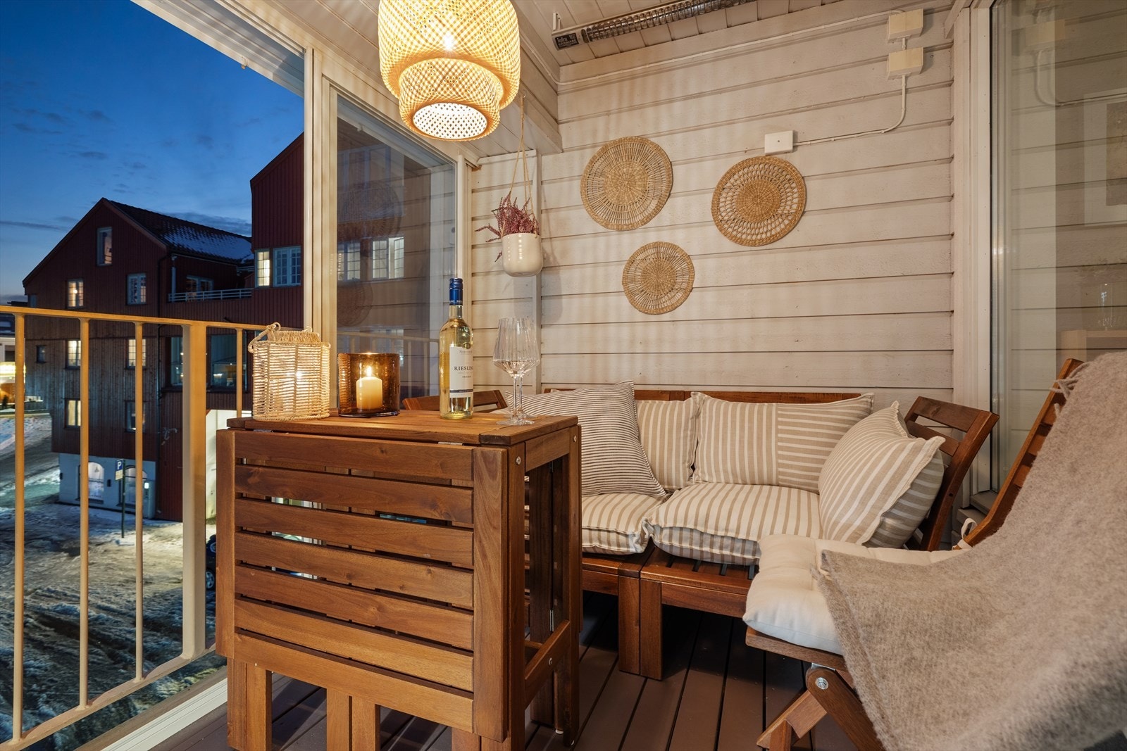 Leiligheten har en praktisk innglasset balkong som kan brukes både sommer og vinter. Her er det satt opp kontakter slik at man også kan ha grill eller varmelamper. Galleribilde