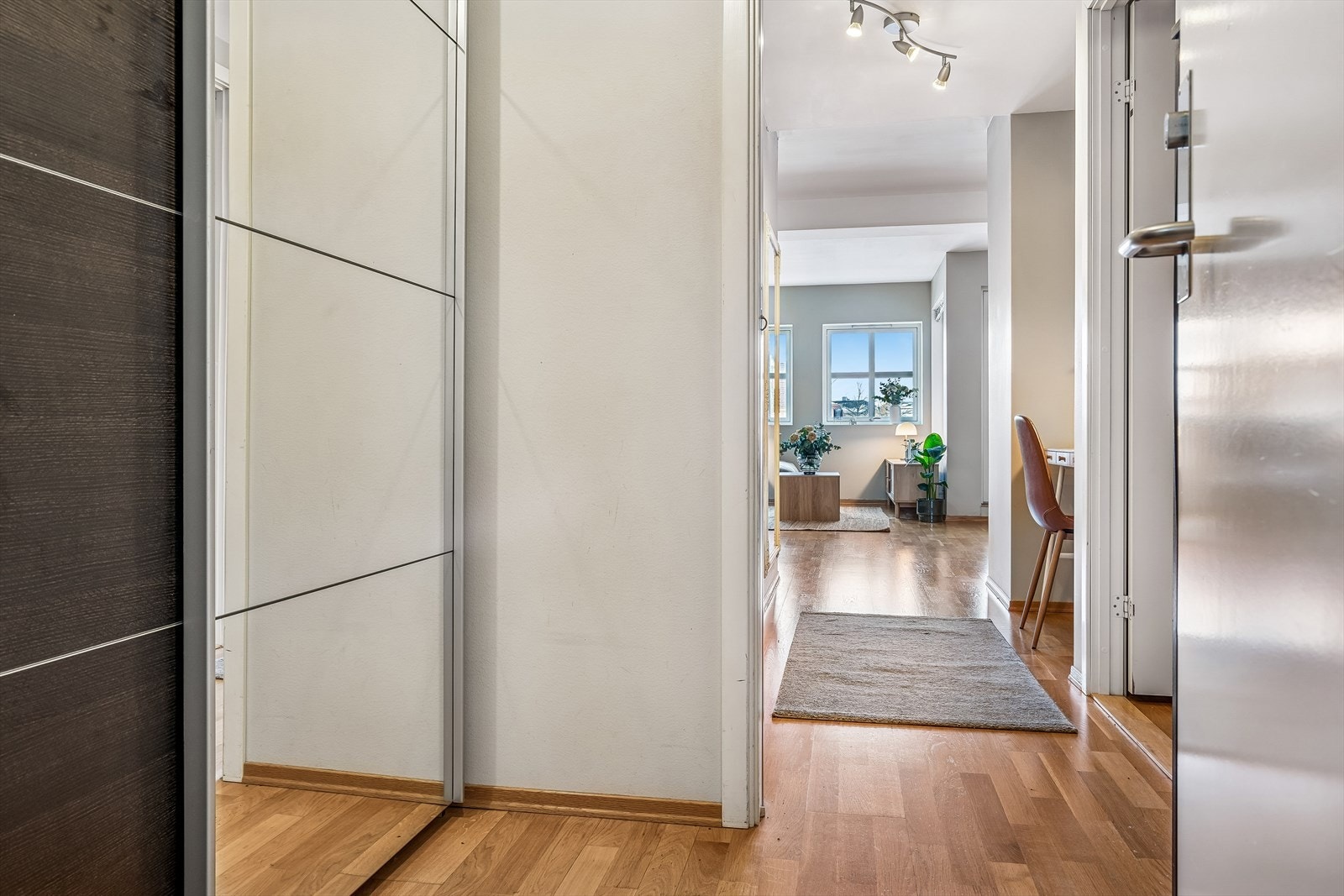 I entren finner vi rikelig med garderobeskap, som medfølger handelen. Galleribilde