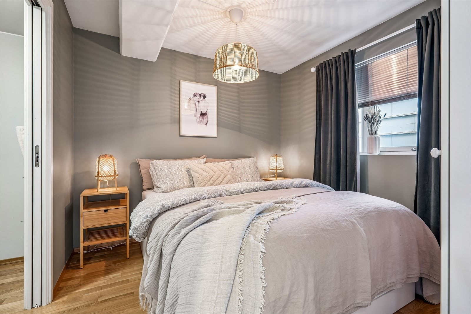 Soverommet ligger vendt inn mot rolig bakgård. Galleribilde