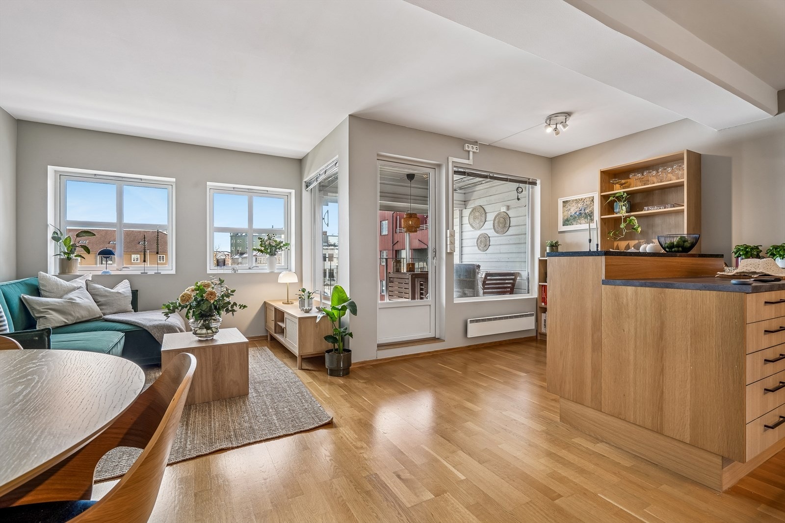 Leiligheten har svært sentral beliggenhet. Her er det gang avstand til flere studiesteder, dagligvare, kollektivtransport, shopping, Solsiden, Trondheim Torg og mye mer! Galleribilde