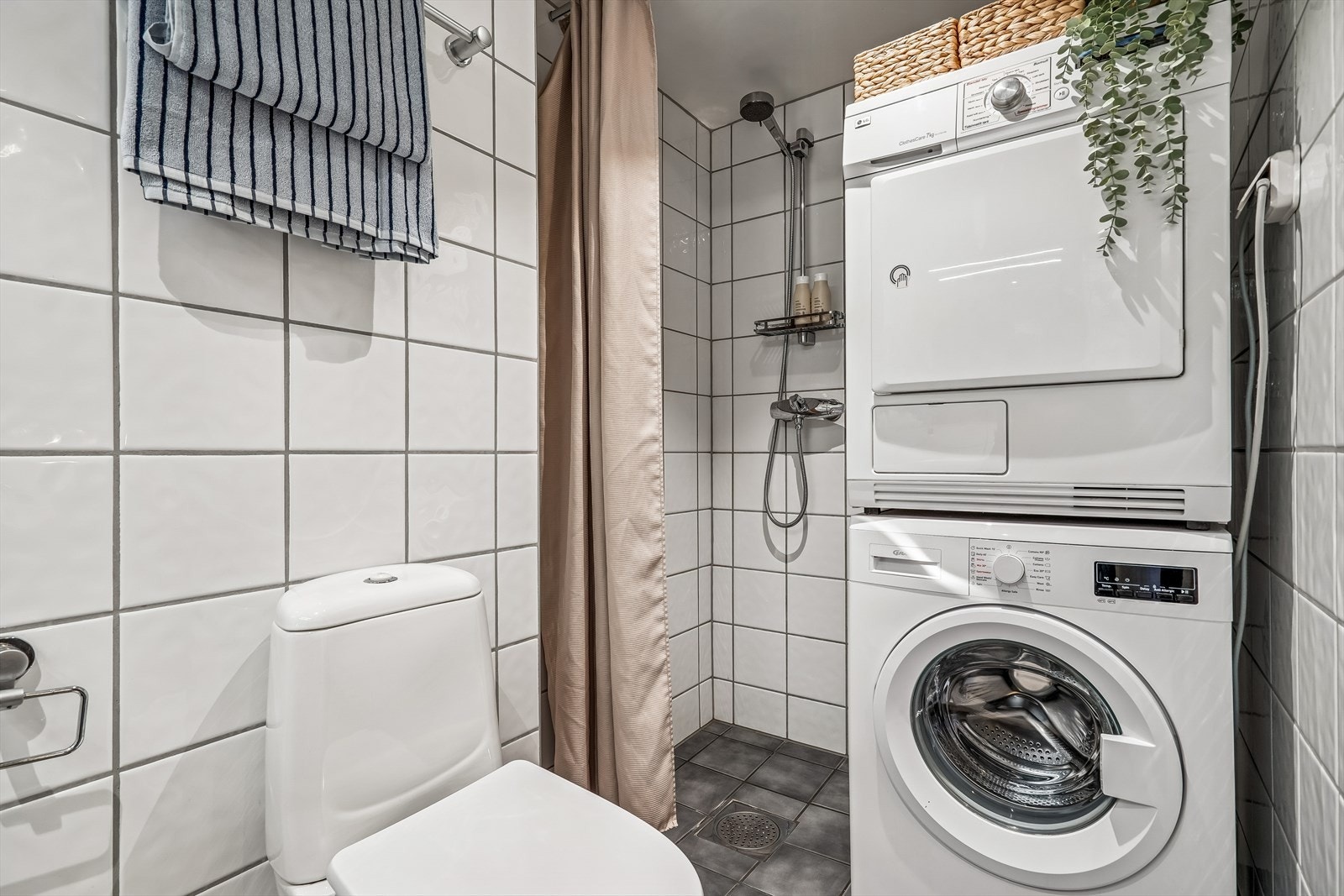 Badet har ellers behagelig gulvvarme og opplegg til vaskemaskin. Vaskemaskin og tørketrommel kan medfølge handelen ved avtale. Galleribilde