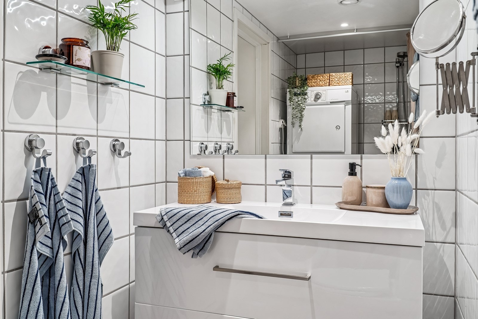 Lyst og tidløst bad på 3,5m² med ny baderomsinnredning fra 2023. Galleribilde