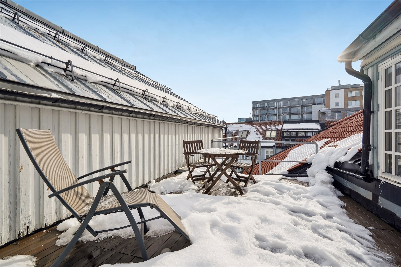 I tillegg til privat balkong, er det en felles takterrasse som fritt kan benyttes av beboerne. Her er det flotte solforhold. Galleribilde