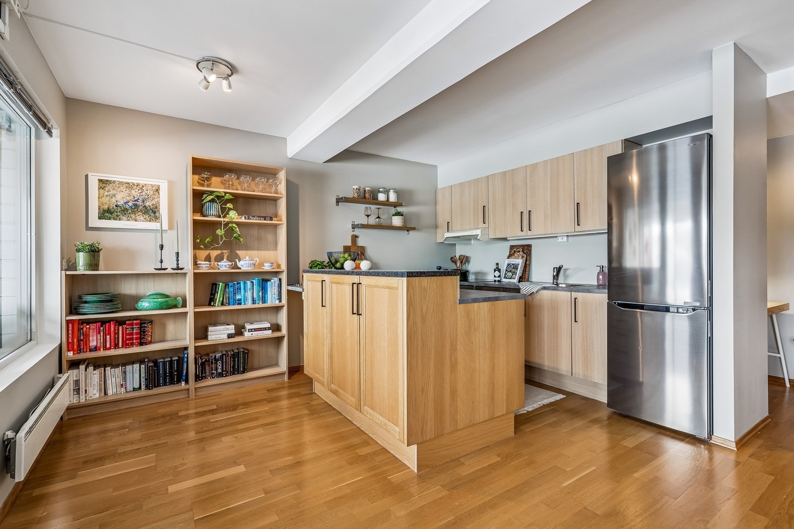 Til tross for den sentrale beliggenheten ligger borettslaget i enden av en blindgate, tilbaketrukket fra vei og godt skjermet i 3. etasje. Galleribilde