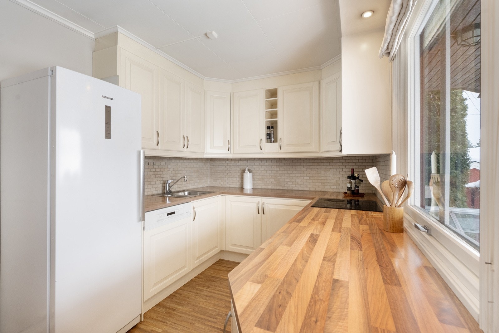 Innredningen har profilerte fronter med både over- og underskap Galleribilde