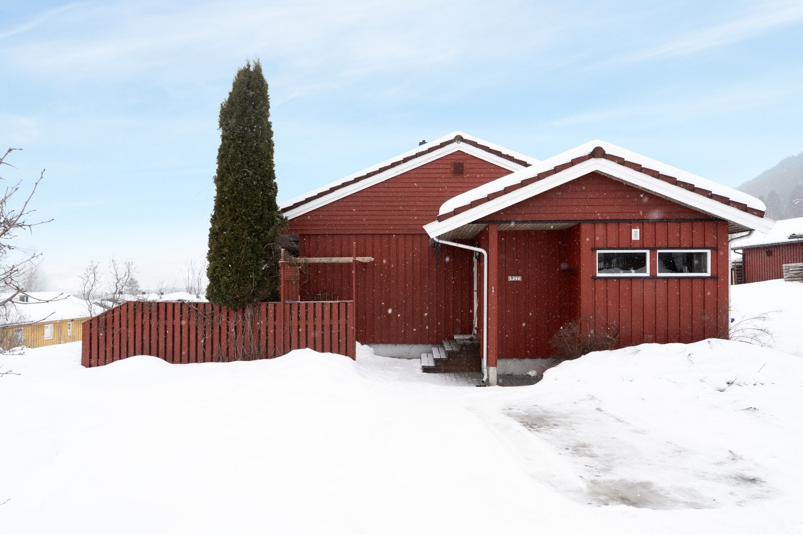 Eiendommen ligger i et veletablert og populært boligområde på Dokka i Nordre land kommune. Galleribilde