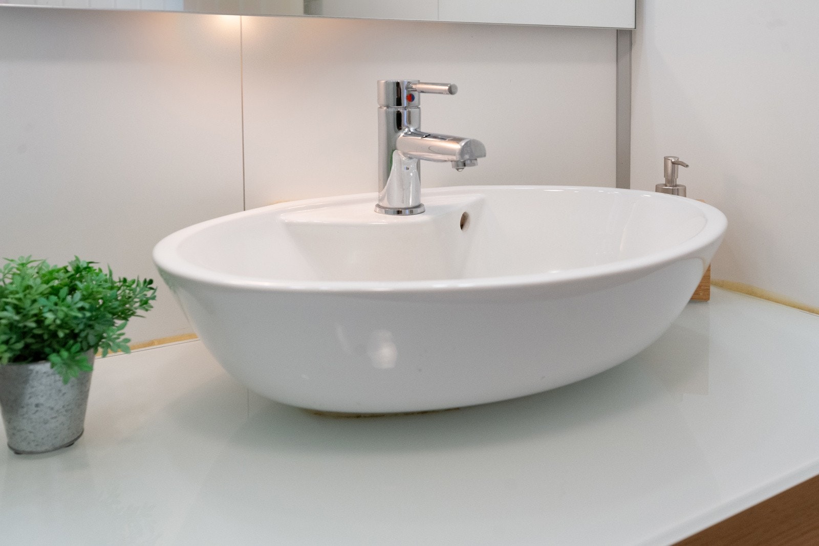 Innredet med servant med underskap og dusjsone med foldedører. Galleribilde