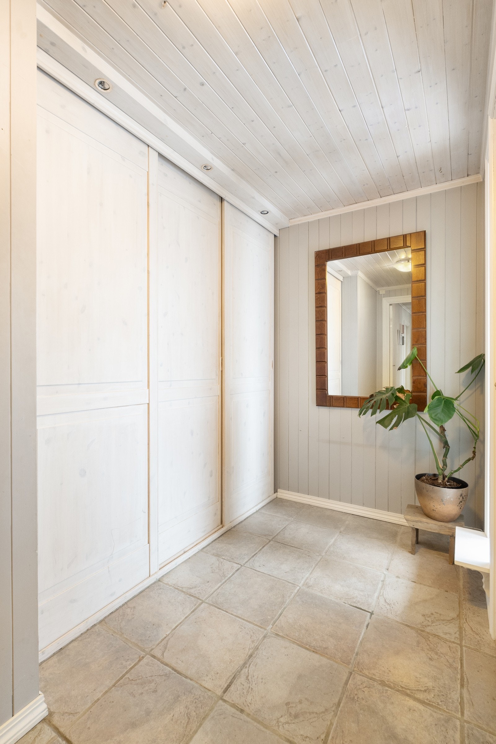 Skyvedørsgarderobe gir gode oppbevaringsmuligheter, og det er ellers rikelig med plass til yttertøy og sko. Galleribilde