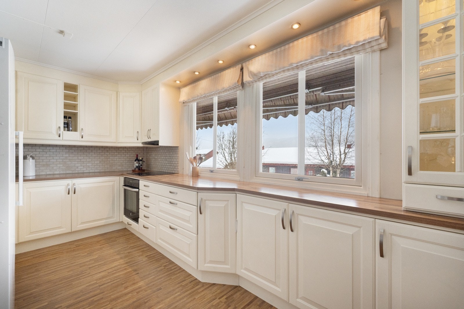 Lyst og innbydende kjøkken med pen innredning fra 2009 og god skap- og benkeplass Galleribilde