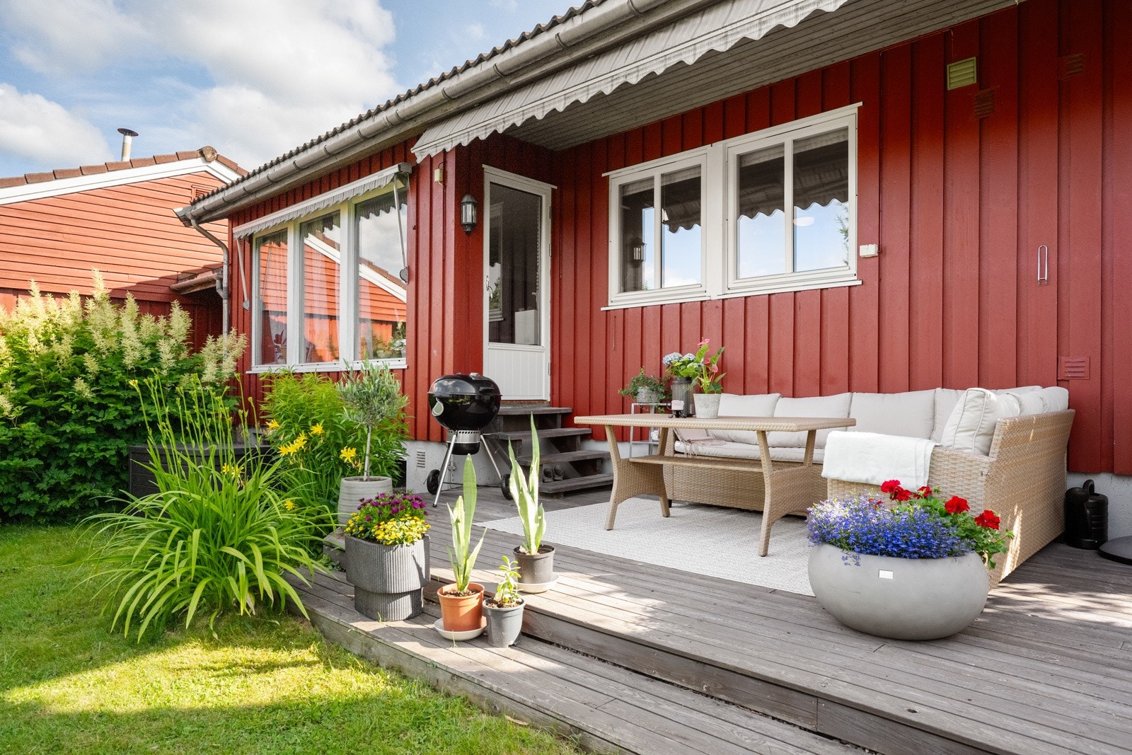 Terrasse utenforstuen hvor det er deilig å nyte sol og den flotte hagen Galleribilde