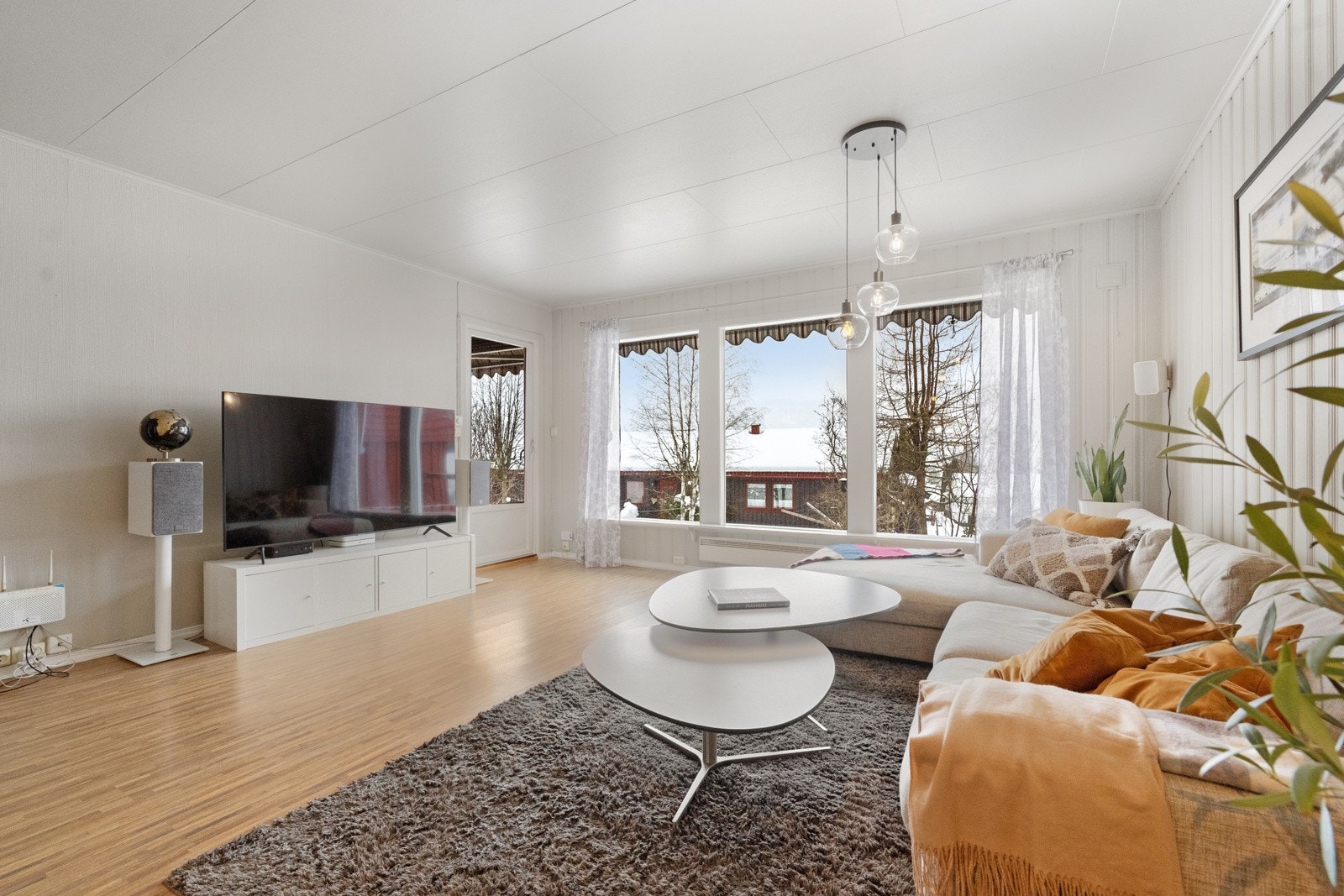 Lys og romslig stue med moderniserte overflater i duse, tidsriktige farger Galleribilde